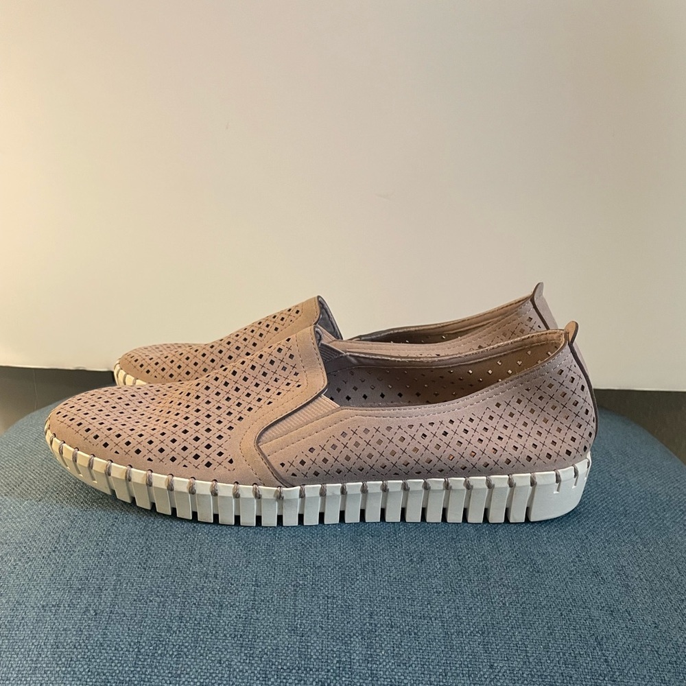 Sketchers Women’s Sepulveda Blvd- A La Mode Slip On in the color Lilac size 9.5